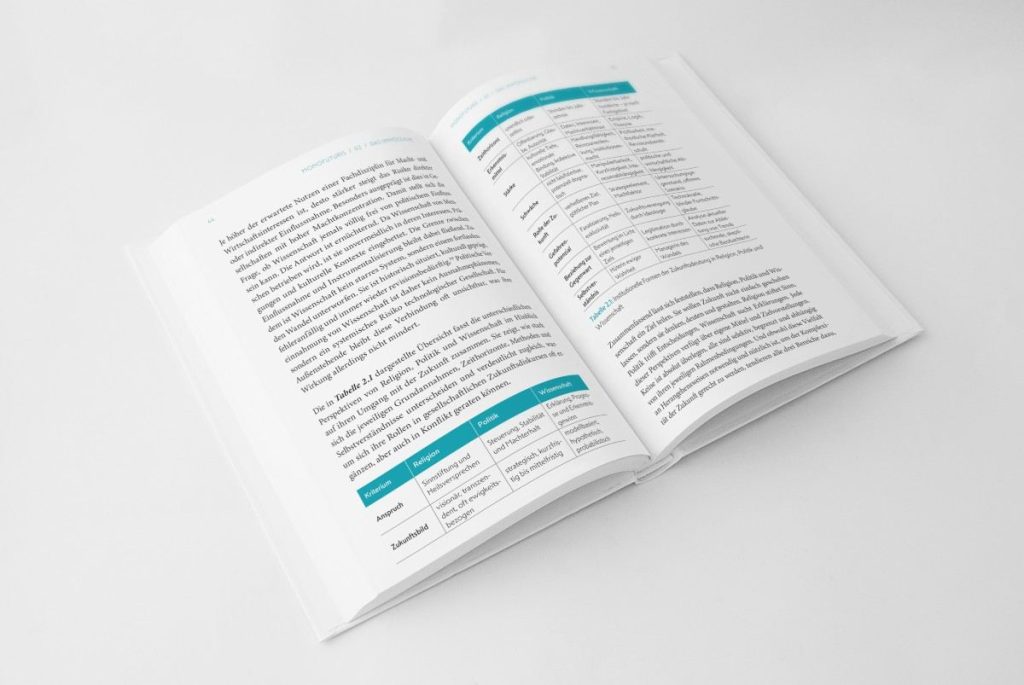 Offenes Buch mit Text und Tabelle